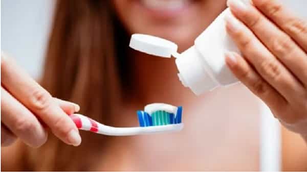 आपल्या सर्वांना लहानपणापासूनच माहित आहे की दात आणि हिरड्या स्वच्छ ठेवण्यासाठी नियमितपणे ब्रश करणे खूप महत्वाचे आहे. दात स्वच्छ ठेवण्यासाठी ब्रशिंग आणि फ्लोशिंग फार महत्वाचे आहे. मात्र, ब्रश करताना आपण काही छोट्या-छोट्या चुका करतो. ज्यामुळे आपल्या दातांना नुकसान देखील होऊ शकते.
