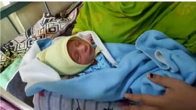 चार पुरुष आणि एक महिला गाडीतून उतरले, मंदिराजवळ बाळाला सोडून सगळे पसार