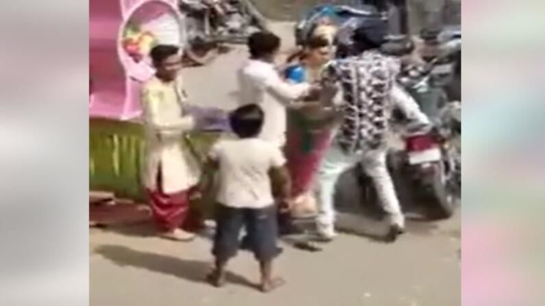 Video : 'तेरे इश्क मे नाचेंगे' गाण्यावर रस्त्यातच धमाकेदार डान्स, पाहून तुम्हीही म्हणाल क्या बात!