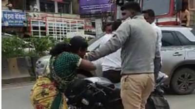 वाहन चोरी प्रकरणातील संशयित आरोपीचा भर रस्त्यावर हैदोस, पोलिसाला मारहाण करत चावा