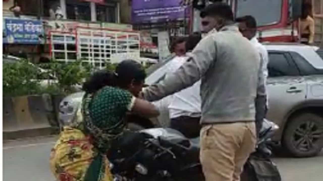 वाहन चोरी प्रकरणातील संशयित आरोपीचा भर रस्त्यावर हैदोस, पोलिसाला मारहाण करत चावा