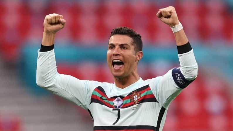 अत्यंत रोमहर्षक झालेल्या युरो चषकाच्या (Euro Cup 2020) स्पर्धेत अखेर इटलीने इंग्लंडला मात देत विजय मिळवला. दरम्यान या संपूर्ण स्पर्धेत काही असे खेळाडू होते ज्यांनी एकहाती झुंज देत आपल्या संघाला काही विजय मिळवून दिले. पण हे खेळाडू संघाला स्पर्धा जिंकवून देऊ शकले नाही. यातीलच एक मह्त्वाचे नाव म्हणडे पोर्तुगालचा कर्णधार ख्रिस्तियानो रोनाल्डो (Cristiano Ronaldo). रोनाल्डोने स्पर्धेत सर्वाधिक 5 गोल केले. त्यामुळे त्याला गोल्डन बुटने सन्मानितही करण्यात आले. पण बाद फेरीच्या सामन्यात बेल्जियकडून पराभूत झाल्यामुळे रोनाल्डोचा पोर्तुगाल संघ स्पर्धेबाहेर गेला.