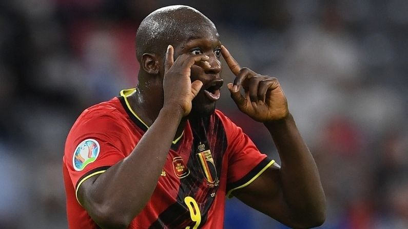 या यादीत बेल्जियमचा  स्ट्रायकर रोमेलु लुकाकू (Romelu Lukaku) 4 गोल्ससह पाचव्या स्थानावर आहे. त्याने  5 सामन्यात हे 4 गोल केले. यावेळी विजयाचा दावेदार मानला जाणारा लुकाकूचा बेल्जियम संघ सेमी फायनलमध्ये इटलीकडून पराभूत झाला.