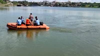 भरधाव बाईकसह थेट तलावात उडी, आत्महत्येचा संशय, बाईक सापडली, तरुणाचा शोध सुरु