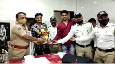 कष्ट करतो आणि सन्मानाने जगतो, रिक्षात राहिलेले 1 लाख रुपये प्रवाशाला परत, रिक्षाचालकाकडून प्रामाणिकपणाचं दर्शन