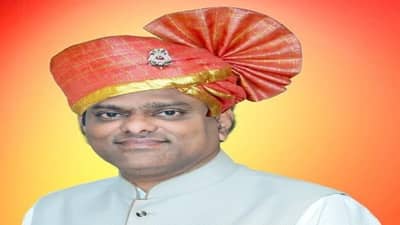 कोण आहे राजकीय गुरु रघुनाथ येमूल ज्याला नेत्याच्या बायकोनं कोठडीची हवा खाऊ घातलीय?