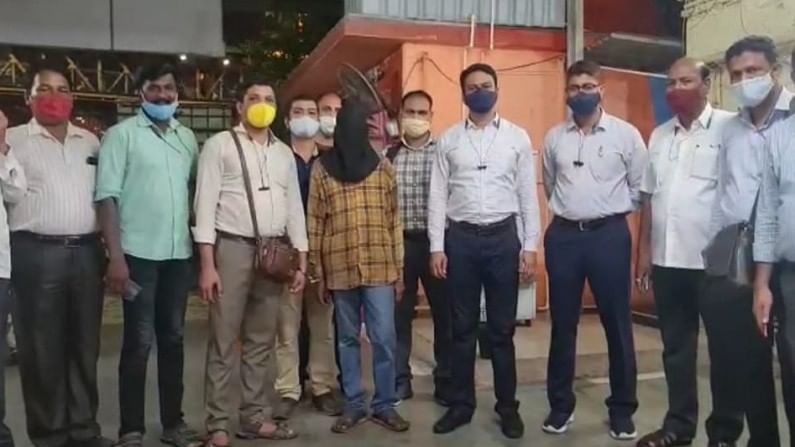 रेल्वे स्टेशनवर हत्या करुन 'तो' गर्दीत मिसळला, पोलिसांनी दहा दिवसात मुसक्या आवळल्या, हत्येचा थरार सीसीटीव्हीत कैद रेल्वे स्टेशनवर हत्या करुन 'तो' गर्दीत मिसळला, पोलिसांनी दहा दिवसात मुसक्या आवळल्या, हत्येचा थरार सीसीटीव्हीत कैद