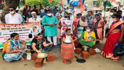 केंद्राच्या इंधन दरवाढीविरोधात पनवेलमध्ये निदर्शने, रस्त्यातच चुलीवर बनविले जेवण