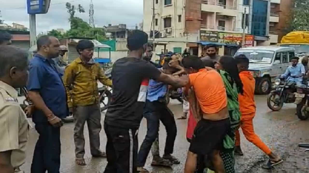 मिरजेत नशेबाज तरुणांचा हैदोस सुरुच, ऑईल टँकरची काच फोडली, वाहकाला मारहाण, व्हिडीओ व्हायरल