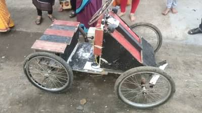 पेट्रोल-डिझेल दरवाढीमुळे सर्वसामान्य हैराण, दहावीच्या विद्यार्थ्याकडून घरबसल्या चार चाकी गाडीची निर्मिती