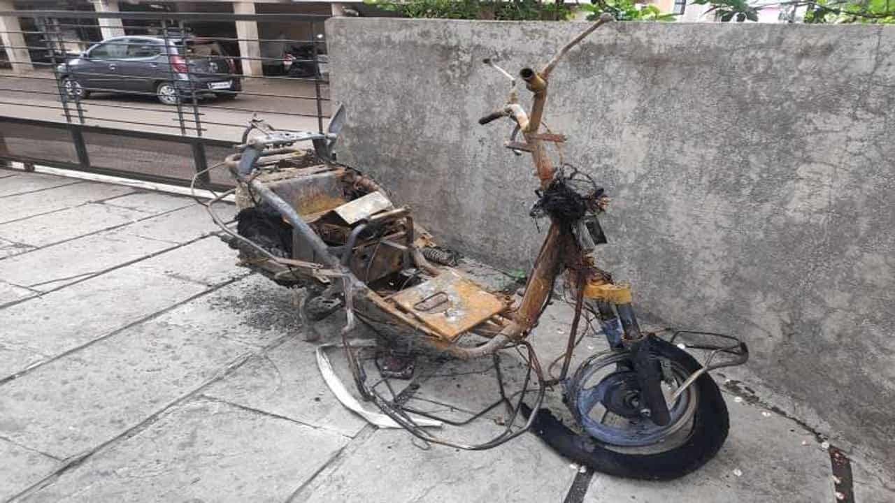 इलेक्ट्रिक बाईक वापरता, चार्जिंग करताना काळजी घ्या, नाशिकमध्ये काय घडलं पाहा