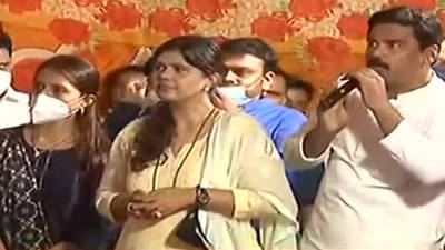 पंकजा मुंडेंच्या वरळी कार्यालयाबाहेर समर्थकांची गर्दी, तीन आयोजकांसह 42 जणांवर गुन्हा