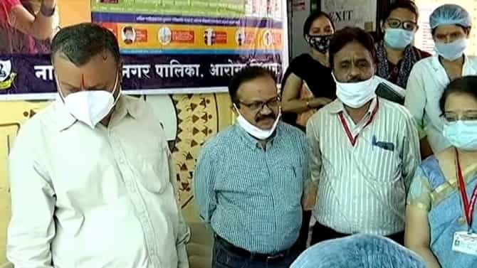 नागपुरात चिमुकल्यांचे न्युमोकॉकल लसीकरण, शेजारी मनपा अधिकाऱ्याचे मास्क खाली करुन फोटोसेशन