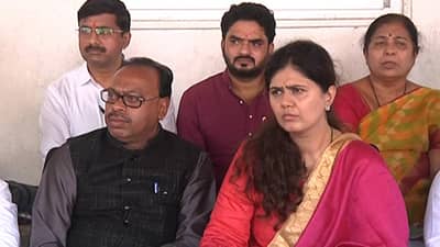 पंकजा मुंडे नाराज नाहीत, चंद्रशेखर बावनकुळेंचा दावा; राजीनामे न देण्याचं कार्यकर्त्यांना आवाहन