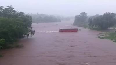 Video : 52 प्रवाशांचा जीव धोक्यात घालणाऱ्या एसटी बस चालक आणि वाहकाचं अखेर निलंबन