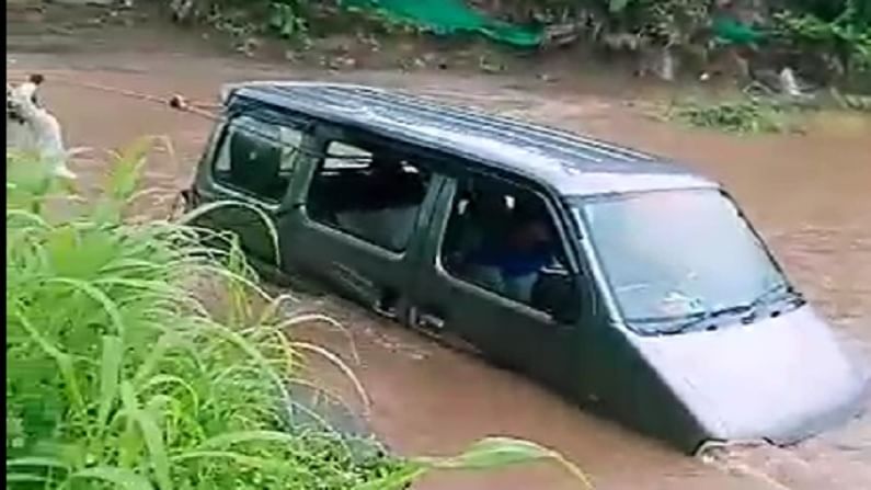 VIDEO: पालघरमध्ये पुराच्या पाण्यात कार अडकली, सुदैवानं दोघे बचावले