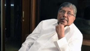 चंद्रकांत पाटलांना बदलण्याची चर्चा का होतेय?; खरंच बदललं जाणार का?