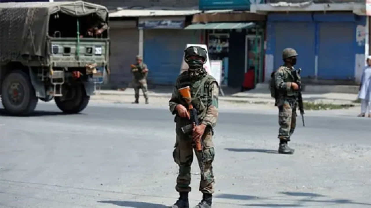 Pulwama Encounter: पुलवामात सुरक्षा दलाला मोठं यश, लश्कराचा पाकिस्तानी कमांडर एजाज ऊर्फ अबु हुरैरासह तीन अतिरेकी ठार