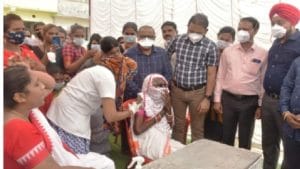 Nanded Corona Vaccine | नांदेडच्या जिल्हाधिकाऱ्यांचा पुढाकार, तृतीयपंथीयांच्या लसीकरणाला जातीने हजेरी