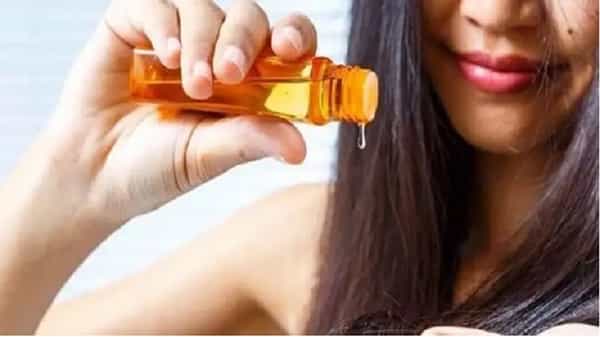 पावसाळा सुरू होताच केस गळण्याची समस्या वाढते. काही लोकांचे केस गळतात आणि तणाव निर्माण होतो. तज्ञांच्या मते पावसाळ्याच्या दिवसात ओलावा वाढल्यामुळे केस गळण्याची समस्या निर्माण होते.