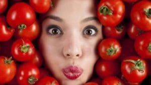 Skin Care : चमकदार त्वचेसाठी टोमॅटोचे 'हे' फेसपॅक चेहऱ्याला लावा!