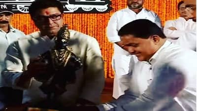 आदित्य ठाकरेंच्या मतदारसंघात राज ठाकरेंचे फेरबदल, माजी नगरसेवकाला हटवून नवे नेतृत्व