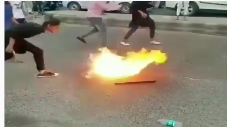 Video | भर रस्त्यावर मृत्यूशी खेळ, तोंडात पेट्रोल टाकून आगीवर शिंपडण्याचा प्रयत्न, व्हिडीओ व्हायरल