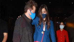 Sonam Kapoor | वर्षभरानंतर भारतात परतली सोनम कपूर, वडिलांना पाहताच झाली भावूक, पाहा व्हिडीओ