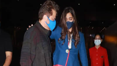 Sonam Kapoor | वर्षभरानंतर भारतात परतली सोनम कपूर, वडिलांना पाहताच झाली भावूक, पाहा व्हिडीओ