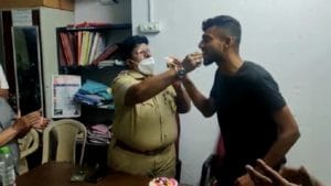 VIDEO : गुन्हेगाराला केक भरवताना वरिष्ठ पोलीस निरीक्षक, अनेकांकडून कारवाईची मागणी, व्हिडीओ व्हायरल