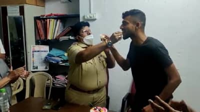 VIDEO : गुन्हेगाराला केक भरवताना वरिष्ठ पोलीस निरीक्षक, अनेकांकडून कारवाईची मागणी, व्हिडीओ व्हायरल