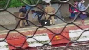 नशा का करतो म्हणून विचारताच भडकला, विचित्र हावभाव करत छेड काढल्यामुळे महिला पोलिसाने दिला चोप, व्हिडीओ व्हायरल