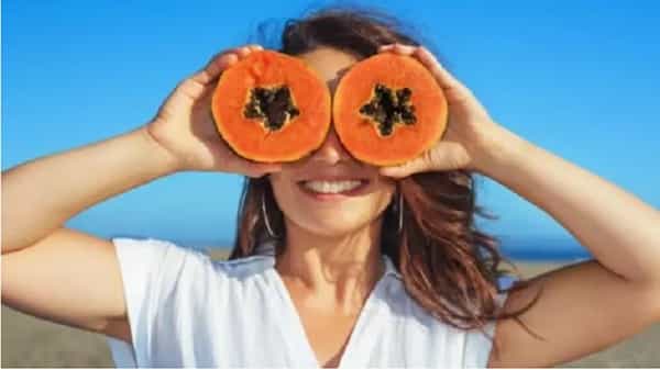 पपई आपल्या त्वचेसाठी एक सुपरफूड मानली जाते. चमकदार आणि तजेलदार त्वचेसाठी पपई फायदेशीर आहे. आपण घरचे-घरी पपईचे काही फेसपॅक तयार करून चेहऱ्याला लावू शकतो.