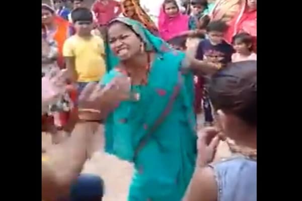 Video | भोजपुरी गाण्यावर काकूंचा धमाका डान्स; हातवारे, चेहऱ्यावरील हावभाव एकदा पाहाच !