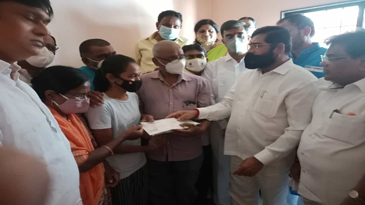 स्वप्नील लोणकरच्या कुटुंबियांना शिवसेनेची 10 लाखाची मदत, स्वप्नीलच्या बहिणीच्या शिक्षणासाठीही मदत करणार- एकनाथ शिंदे