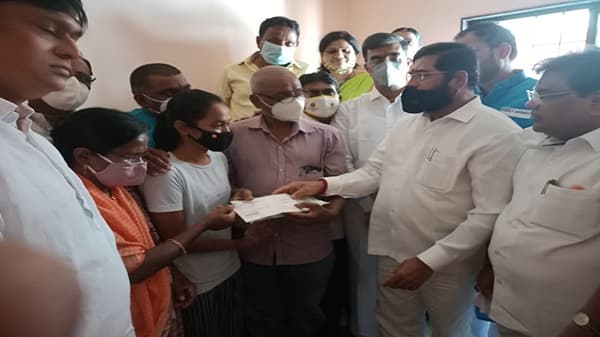 स्वप्नील लोणकरच्या कुटुंबियांना शिवसेनेची 10 लाखाची मदत, स्वप्नीलच्या बहिणीच्या शिक्षणासाठीही मदत करणार- एकनाथ शिंदे