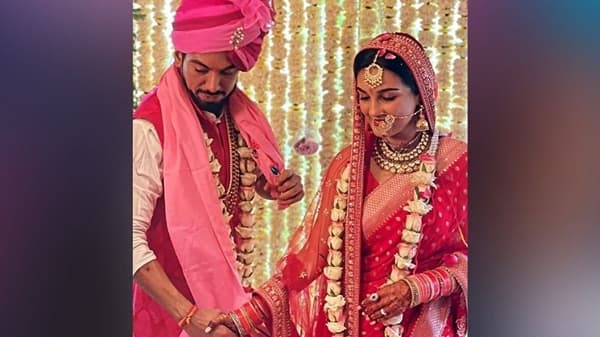 पांड्या स्टोअर फेम अभिनेत्री शायनी दोशीने तिचा प्रियकर लवेश खैराजानीशी लग्नगाठ बांधली आहे. आज, 15 जुलै रोजी मुंबईत एक साधा पारंपारिक विवाह सोहळा पार पडला.