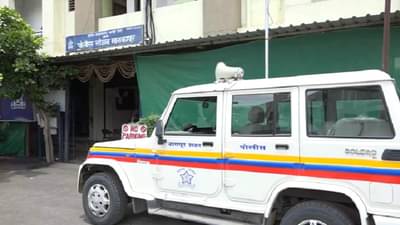 गुरु-शिष्याच्या नात्याला काळीमा, आधी कुटुंबियांना मदत, नंतर प्रेमाच्या जाळ्यात अडकत विद्यार्थीनीवर बलात्कार