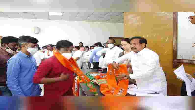 नवी मुंबईत भाजपाचा शिवसेना आणि राष्ट्रवादीला दे धक्का! पक्षाच्या महत्त्वाच्या पदाधिकाऱ्यांचा कार्यकर्त्यांसह पक्ष प्रवेश नवी मुंबईत भाजपाचा शिवसेना आणि राष्ट्रवादीला दे धक्का! पक्षाच्या महत्त्वाच्या पदाधिकाऱ्यांचा कार्यकर्त्यांसह पक्ष प्रवेश