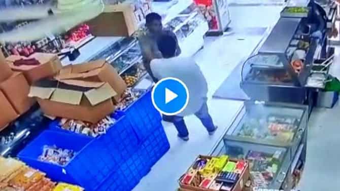 VIDEO : फुकटात फरसाण न दिल्यानं पोलीस अधिकाऱ्याकडून विक्रेत्याला मारहाणीचा आरोप, सीसीटीव्ही फुटेज व्हायरल