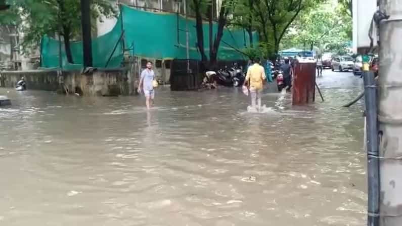 मुंबई शहरासह उपनगरात जोरदार पाऊस कोसळतोय. रात्रीपासून पावसाचं धुमशान पहायला मिळतंय. दादर, सायन, माटुंगा परिसरात पावसाने जोरदार हजेरी लावलीय. गेल्या अनेक तासांपासून हा पाऊस पडतोय.