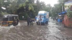 Mumbai Rains: मुंबईत पावसाचं धुमशान, पाणी भरलं, ठिकठिकाणी वाहतूक कोंडी