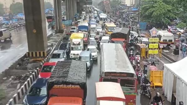 मुंबईत पावसाने पुन्हा विश्रांती घेतली आहे. सकाळच्या टप्प्यात जोरदार पावसाने मुंबईकरांची दाणादाण उडवली. त्यानंतर थोडीशी अल्पशी विश्रांती घेतल्यानंतर पाऊस पुन्हा सुरु झाला. पण आज ऊन पावसाचा खेळ सकाळपासून सुरुच आहे.