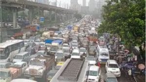 Mumbai Traffic : मुंबईत पावसाची दाणादाण, ट्रॅफिक जाम झाल्यानं ठिकठिकाणी गाड्यांच्या लांबच लांब रांगा