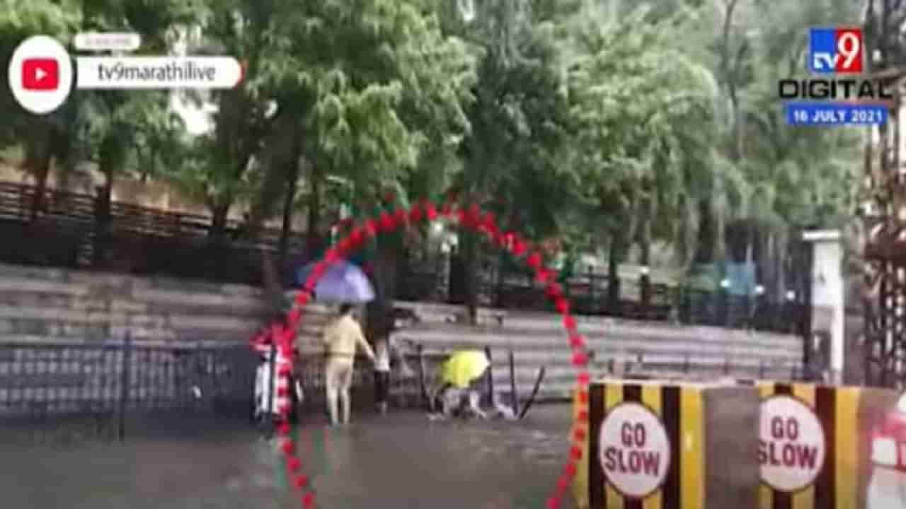 Mumbai | मुंबईच्या अंधेरीमध्ये महिला मॅनहोलमध्ये पडता-पडता बचावली, घटनेचा व्हिडीओ समोर