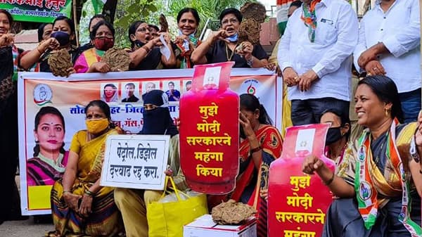 महागाई वाढली, सोलापूर महिला काँग्रेसकडून पंतप्रधानांना शेणाच्या गोवऱ्या पार्सल
