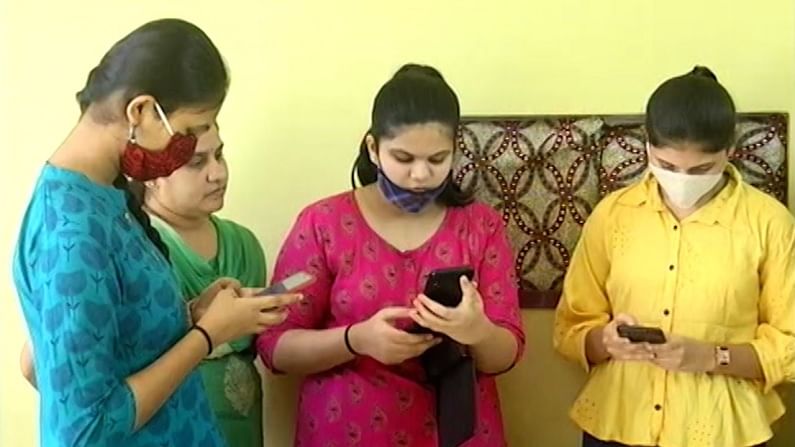 Maharashtra SSC Result 2021 Declared: दहावीचा निकाल तासाभरापासून रखडला, वेबसाईट ठप्प, विद्यार्थी-पालकांची उत्सुकता शिगेला Maharashtra SSC Result 2021 Declared: दहावीचा निकाल तासाभरापासून रखडला, वेबसाईट ठप्प, विद्यार्थी-पालकांची उत्सुकता शिगेला