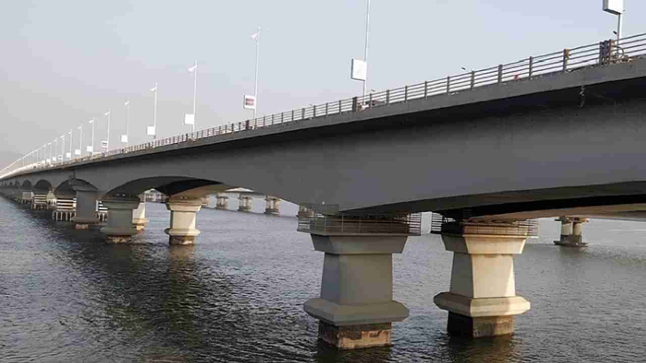 वाशी खाडी पुलावरुन आत्महत्येचा प्रयत्न, वाहतूक पोलिसांच्या प्रसंगावधानाने तरुण बचावला