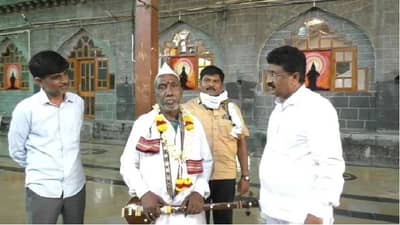 पांडुरंगाच्या 20 वर्षांच्या सेवेचं फळ, मुख्यमंत्र्यासोबत महापूजेचा मान वर्धा जिल्ह्यातील कोलते दांपत्याला