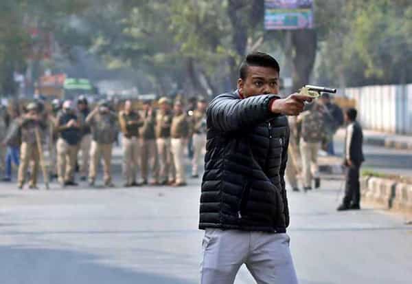 जागतिक दर्जाचा प्रतिष्ठित पुलित्झर पुरस्कार विजेते पत्रकार दानिश सिद्दीकी यांचा तालिबान आणि अफगाणिस्तान संघर्ष कव्हर करताना मृत्यू झाला. त्यानंतर जगभरातून त्यांना आदरांजली दिली जात आहे. फोटोग्राफीमध्ये आंतरराष्ट्रीय स्तरावर आपलं वेगळं स्थान निर्माण करणारे दानिश मोजक्या पत्रकारांपैकी एक होते. त्यांनी भारतात टिपलेले अनेक फोटो गाजले. त्यात दिल्ली दंगलीपासून शेतकरी आंदोलनापर्यंतचा समावेश आहे.